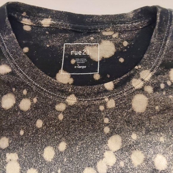 Red and White Rose Opposites Attract Graphic Tee Rue 21 XL - Picture 5 of 7